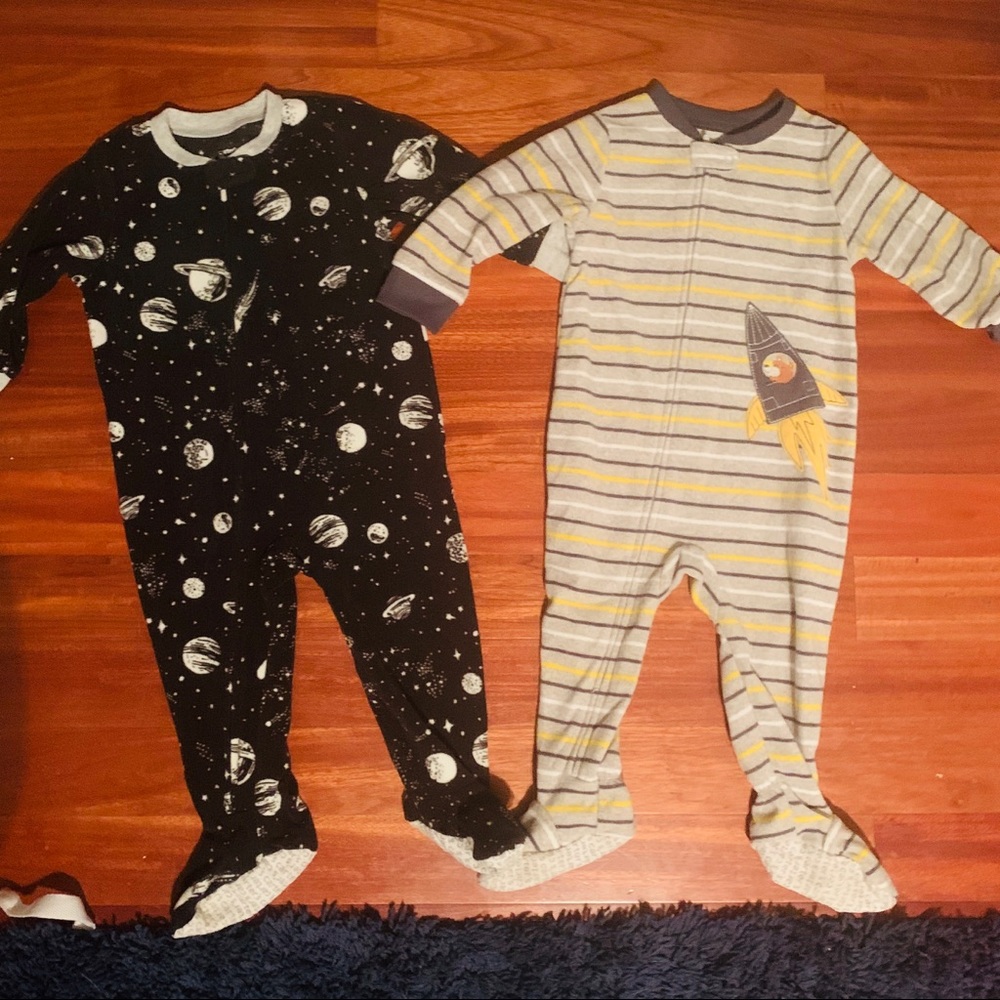 2 Two Carter’s soft footie pajamas size 18 month